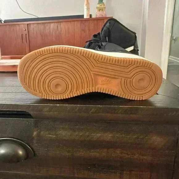 Women’s size 7 Nike. Excellent condition. - Picture 2 of 4